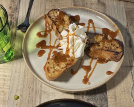 Pain perdu doré, quenelle de chantilly et filet de caramel au beurre salé.